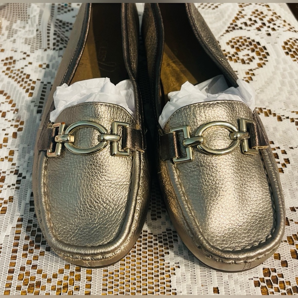 AEROSOLES  casual women’s gold Loafers size 8.5 - Picture 8 of 16